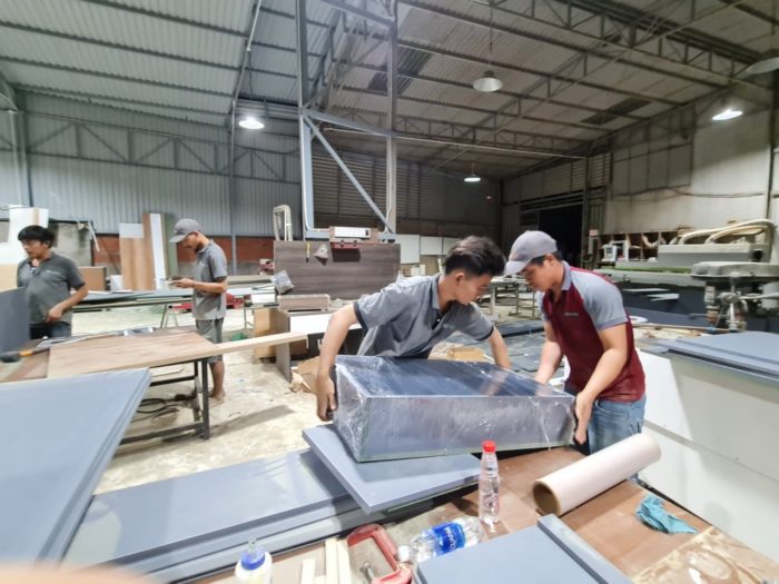 Đội ngũ nhân viên làm việc hăng say tại xưởng gỗ Vũng Tàu