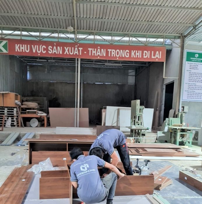 Nhân viên xưởng gỗ phối hợp làm việc