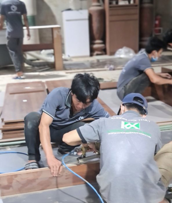 Nhân viên xưởng gỗ phối hợp làm việc