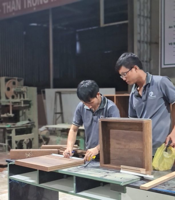 Nhân viên phối hợp làm việc