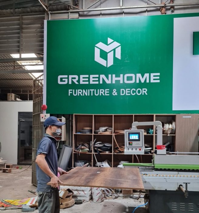 Nhân viên kỹ thuật tại xưởng gỗ