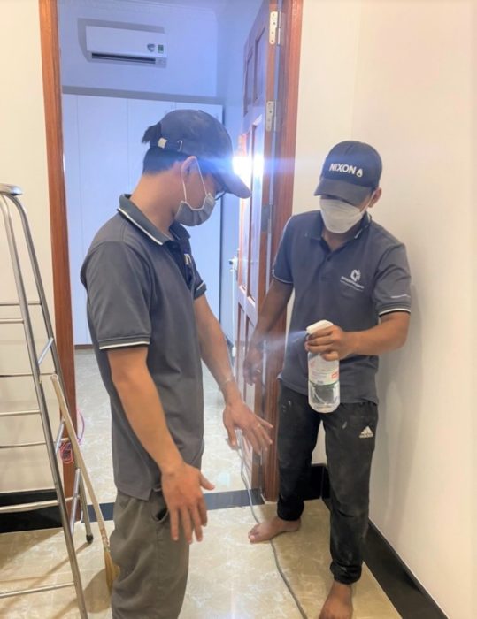 Đội thi công GreenHome sử dụng dung dịch sát khuẩn trước khi vào làm việc