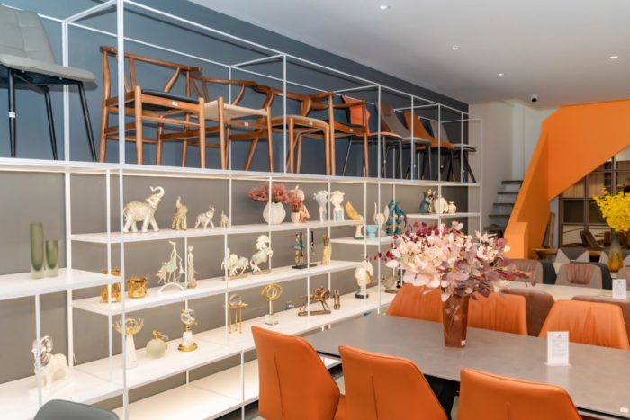 Không gian trưng bày mặt hàng decor nhập khẩu tại showroom GreenHome.