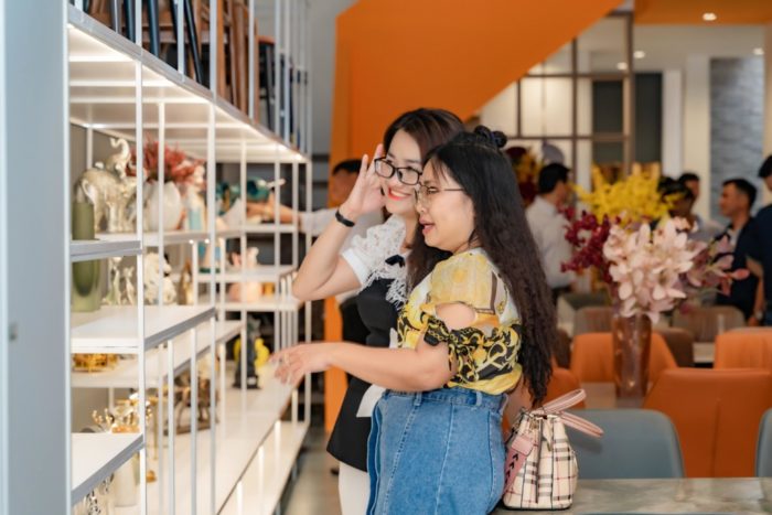 Các mặt hàng decor nhập khẩu nhận được nhiều sự quan tâm từ khách hàng.