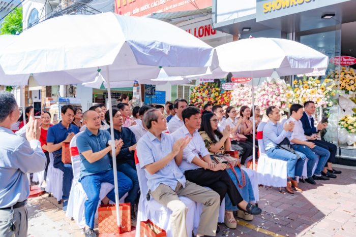 Tới dự buổi lễ khai trương có sự tham gia của đông đảo quý khách hàng gần xa.