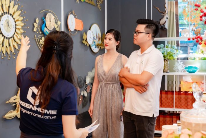 Khách hàng tham khảo dòng sản phẩm đồng hồ treo tường cao cấp.