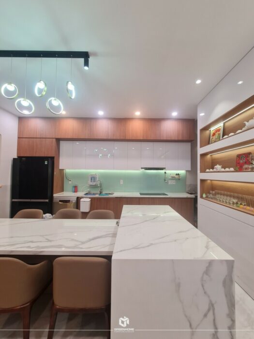 Tủ bếp Vũng Tàu có bàn đảo phục vụ nhu cầu nấu ăn chụp hình.