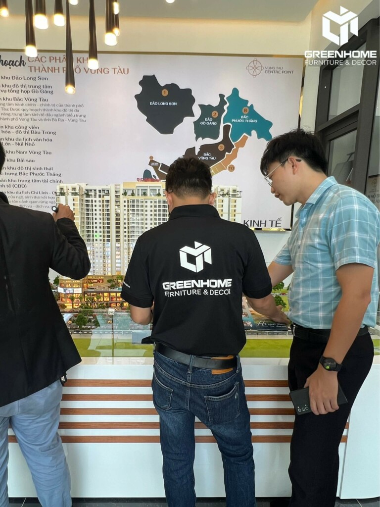 Anh Đức cùng ban quản lý công trình đi tham quan thiết kế nội thất nhà mẫu - Hình 2